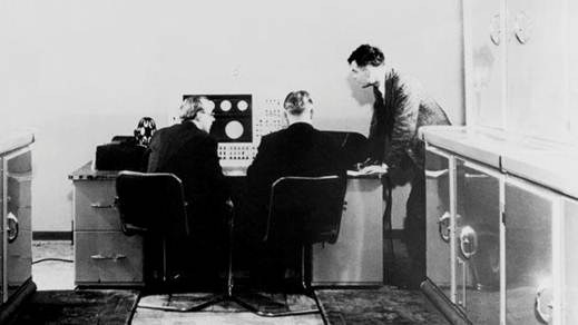 Περιγραφ: Ο Alan Turing με δο συναδλφους και ναν υπολογιστ Ferranti τον Ιανουριο του 1951. Τορινγκ εχε δη ασχολονται με την κατασκευ τσο του Κολοσσο και, αργτερα, την αυτματη υπολογιστικ μηχαν.