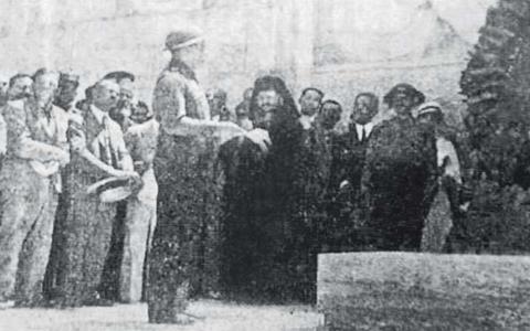 Κατθεση στεφανιν απ τους Τριεψιλτες στο μνημεο του Αγνωστου Στρατιτη το 1933. Παρντες ταν αρκετο υπουργο  