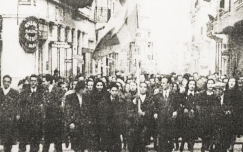 Με τη σημαα μπροστ στην κατοχικ Αθνα. Πολλς φορς λλαξε χρια, αλλ πντα βρισκταν στην κεφαλ (η φωτογραφα απ τον εορτασμ της 25ης Μαρτου 1943).