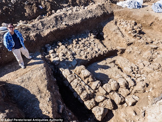 314F201F00000578-3450801-Archaeologists_have_unearthed_the_remains_of_two_houses_that_dat-a-15_1455704631310
